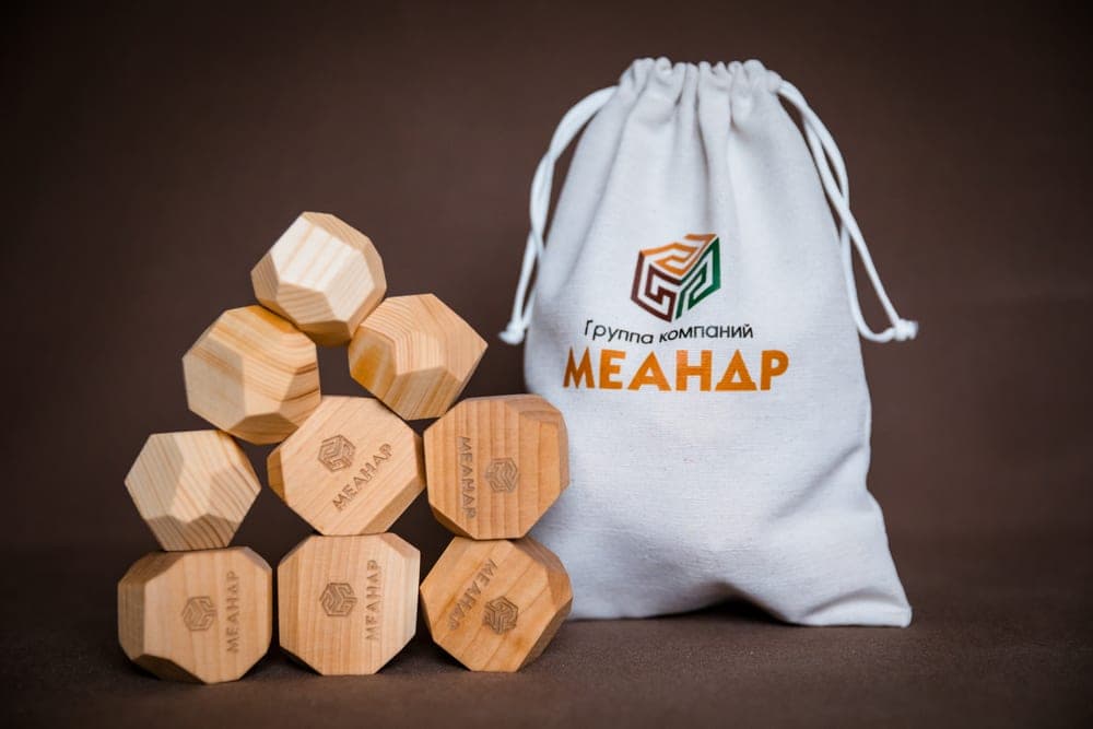 Группа компаний «Меандр» — гравировка логотипа на деталях набора