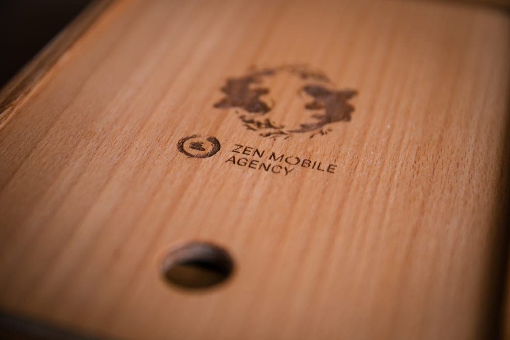 Zen Mobile Agency — гравировка логотипа на деревянном коробе