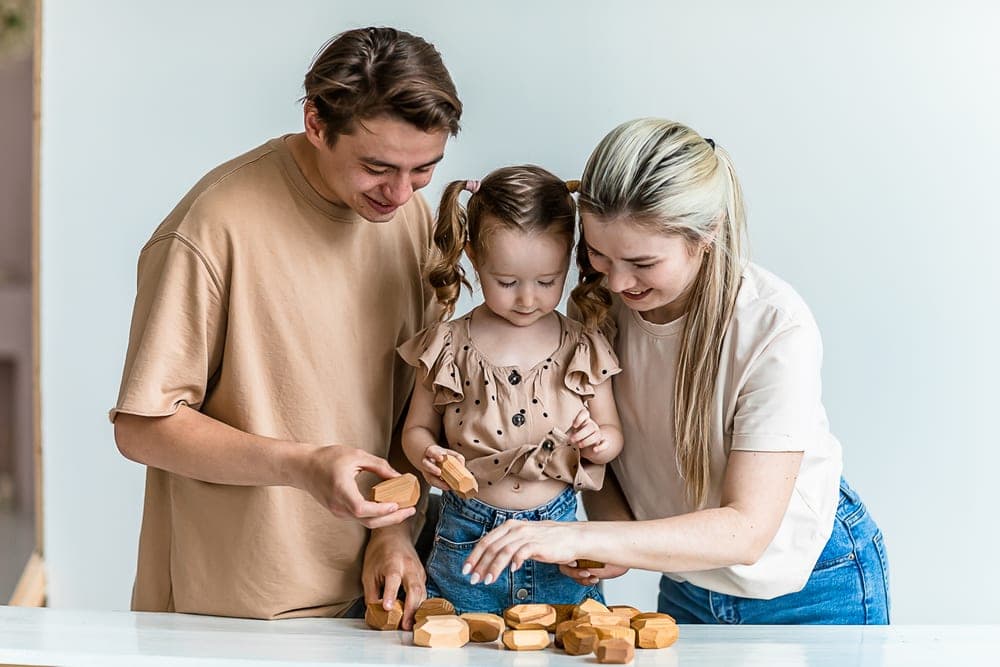 Семья играет в деревянный балансир Wood Kubik