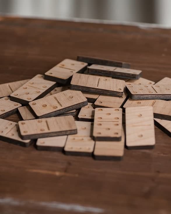 Домино с логотипом — Wood Kubik