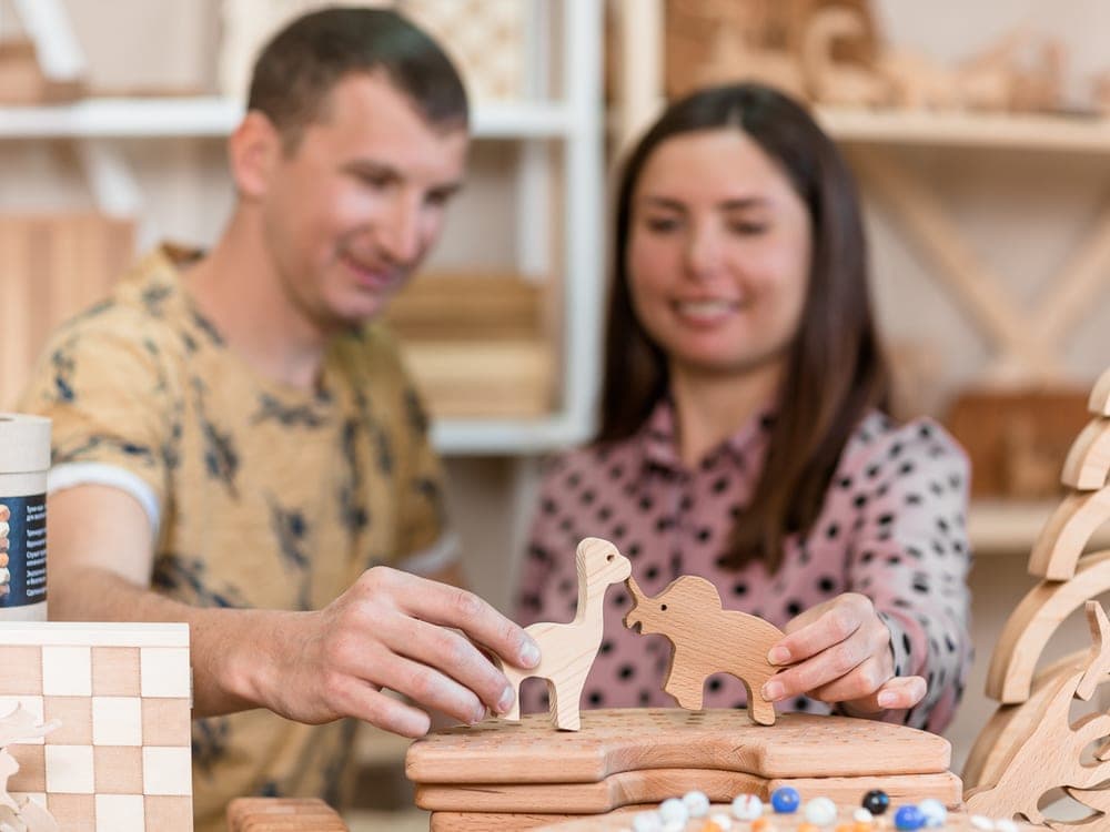 Основатели Wood Kubik Руслан и Лейсан в мастерской